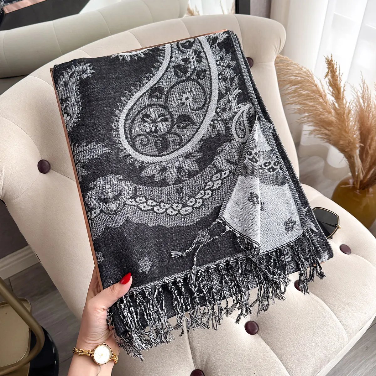 2025 Women Scarf Luxury Bohemian Style Shawl Jacquard Paisley Pattern Designer Tassel Blanket Design Lady Muslim Hijab Pashmina