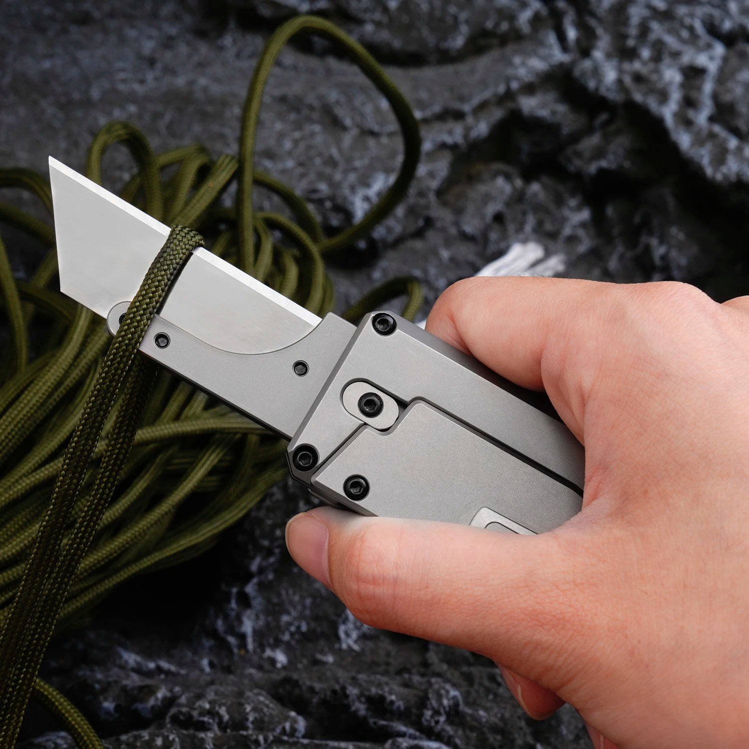 Dual Purpose Titanium Utility Knife, With Clip/10pcs SK5 Steel Blade and Comb, Outdoor Camping/Household EDC Tool Knife Best